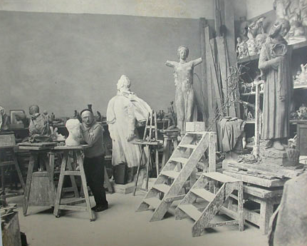 Henri Bouchard dans son atelier d’Auteuil